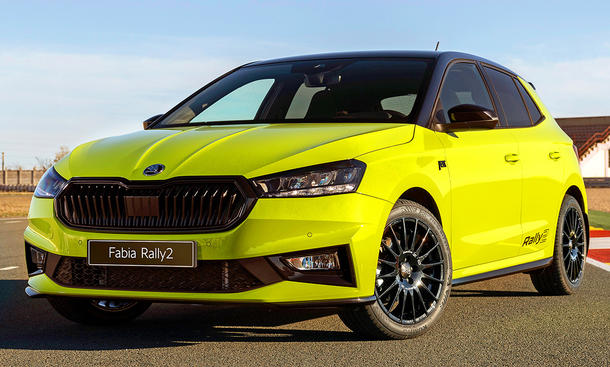 Der Skoda Fabia Rally2 (2024) stehend von schräg vorne