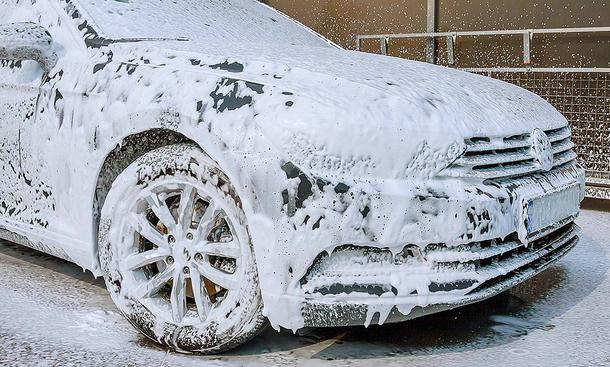 Auto auch bei Eis und Schnee regelmäßig waschen