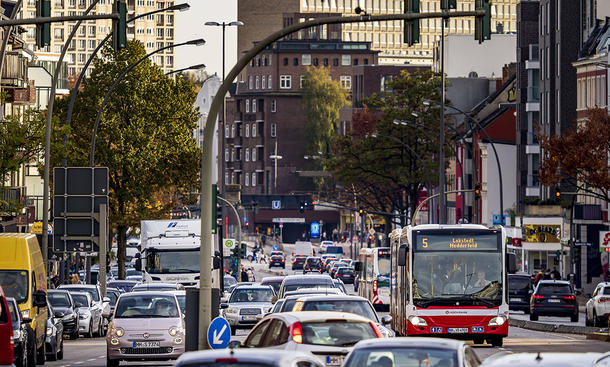 Google verfügt über Unmengen an Verkehrsdaten – diese sollen nun auch in Hamburg helfen, die Ampelphasen zu optimieren und den Stop-and-Go-Verkehr zu verringern.