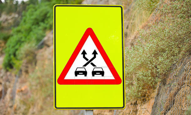 Dieses neue Verkehrszeichen irritiert. Was bedeutet dieses neue Warnschild und wo ist es anzutreffen?