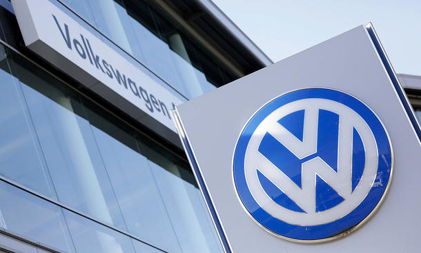 VW-Händler: Symbolbild mit Markenlogo und Volkswagen-Schriftzug