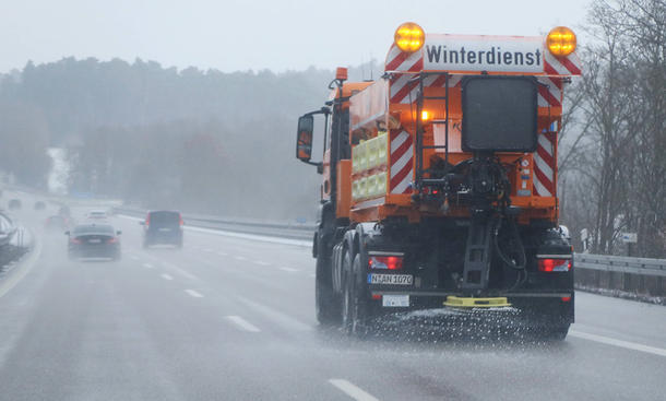 Glatte Straßen werden durch Streusalz sicherer. Doch ist Streusalz noch erlaubt und wie schädlich ist dies für das Auto? 