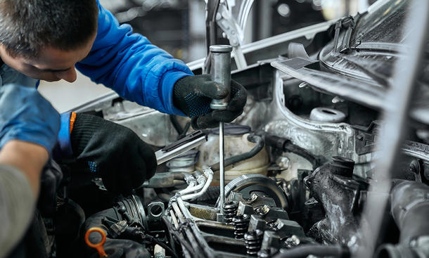 Glühkerzen im Dieselmotor erhitzen vor dem Start die Luft im Brennraum. Denn anders als bei Ottomotoren benötigen Diesel keine Fremdzündung.