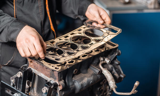 Wie fast jede Dichtung kann auch die Zylinderkopfdichtung kaputtgehen, obwohl sie eingentlich ein Autolebenlang halten sollte.