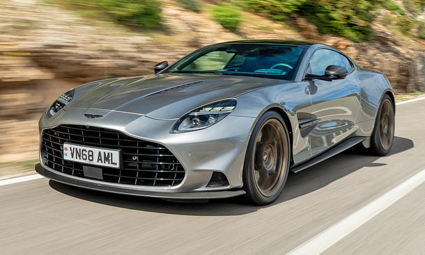 Fahrender Aston Martin Vanquish (2024) in seitlicher Ansicht.