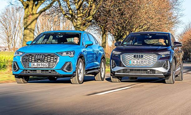 Blick von vorne auf die fahrenden Fahrzeuge Audi Q3 Sportback und Audi Q4 e-tron Sportback.