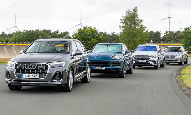 Audi Q7/Porsche Cayenne/Mercedes GLE/BMW X5; in Reihe fahrend von vorne fotografiert