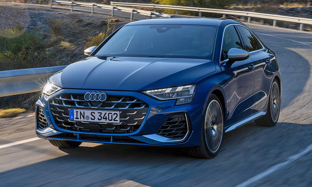 Blauer Audi S3 Facelift (2024) fahrend, von schräg vorne