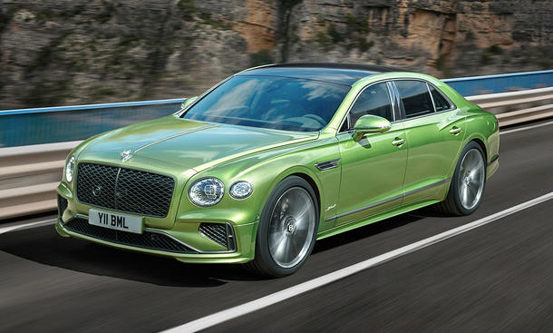 Das Bentley Flying Spur Facelift (2024) fährt über eine Brücke, von vorne links fotografiert.