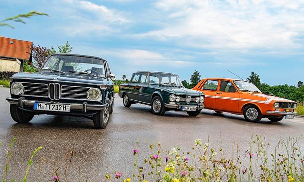 Gruppenbild von BMW 2002, Alfa Romeo Giulia Super & Renault 12 Gordini, fotografiert von vorne.