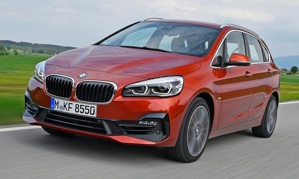 BMW 2er Active Tourer (2018); fahrend von vorne links