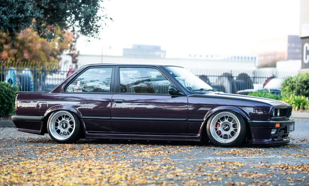 BMW 3er E30 mit Tuning von CAtuned: Seitenansicht