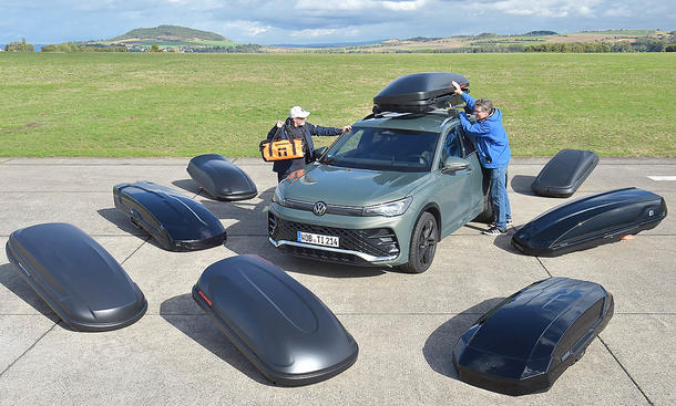 Dachboxen-Test 2024: Acht Dachboxen werden im großen Vergleich getestet. Hier ein Überblicksbild mit allen Produkten auf der Teststrecke.