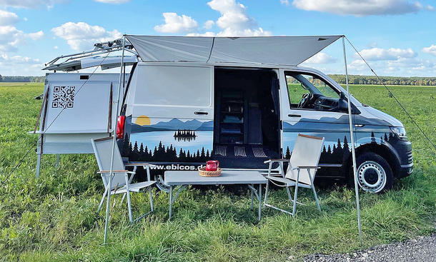 Ebicos "Happy Dreamer" Schlafmodul als erweiterung für Campervan; Aufgeschlagenes Camp mit Vordach am Van und ausgezogener Box im Heck