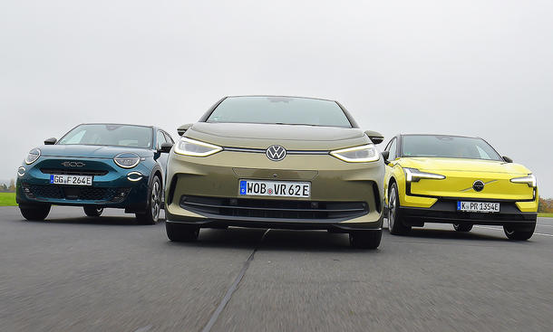 Gruppenbild vom Fiat 600e, VW ID.3 & Volvo EX30, die Frontal auf die Kamera zufahren.