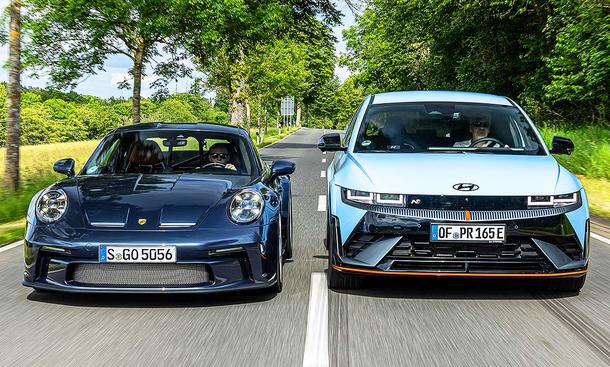 Porsche 911 S/T links im Bild, Hyundai Ioniq 5 N rechts im Bild, Frontalansicht auf asphaltierter Straße fahrend