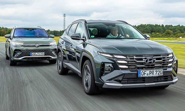 Der VW Tiguan fährt dem Hyundai Tucson hinterher.