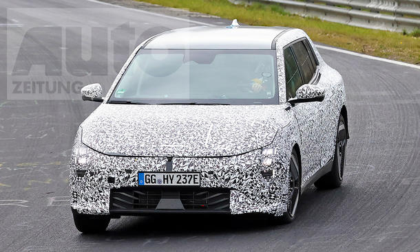 Der Kia EV4 Hatchback (2025) fährt als Erlkönig auf der Nordschleife. Das Foto ist von vorne aufgenommen.