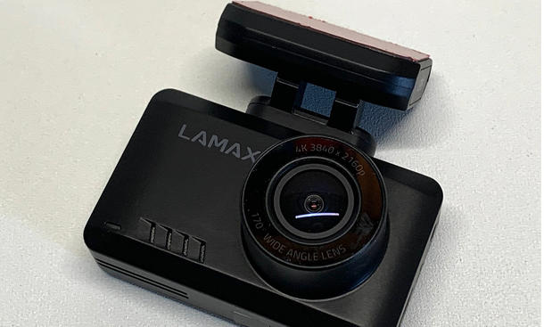 Lamax T10 Dashcam im Test, Dashcam auf Tisch