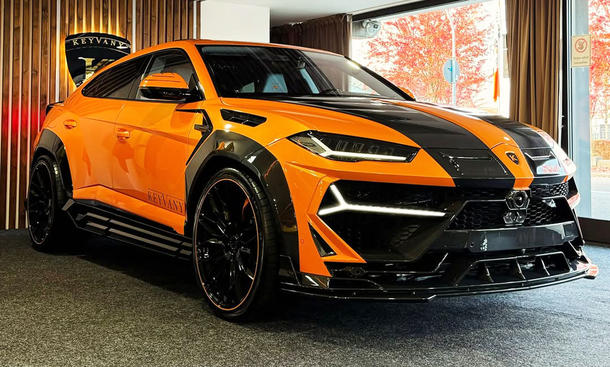 Der Lamborghini Urus von Keyvany namens Keyrus auf 24 Zoll großen Rädern, Ansicht von schräg vorne.