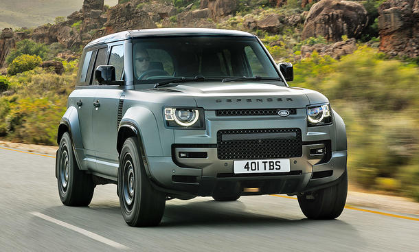 Land Rover Defender Octa (2024) fährt auf einer Landstraße, Ansicht von vorne rechts.