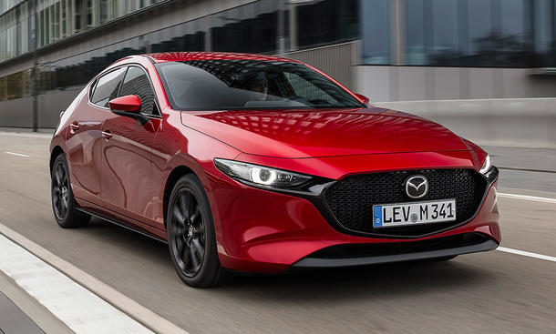 Der Mazda3 (2019) fährt auf einer Straße geradeaus, von vorne rechts fotografiert