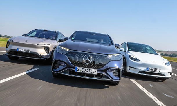 Nio EL6, Mercedes EQE SUV und Tesla Model Y fahren nebeneinander auf einer Straße.