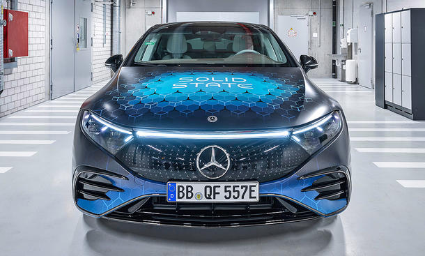 Mercedes EQS mit Feststoffbatterie steht in einer Halle. Ansicht von vorne.