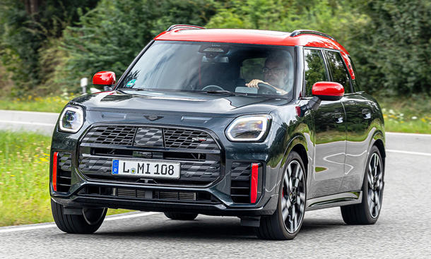 Der Mini John Cooper Works Countryman All4 fahrend von vorne rechts fotografiert.