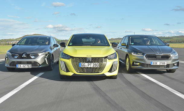 Mitsubishi Colt Hybrid, Peugeot 208 Hybrid und Skoda Fabia fahren in einer Formation über eine Flugzeuglandebahn.