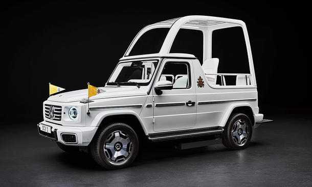 Die Mercedes G-Klasse EQ als Papamobil stehen vor schwarzem Hintergrund.