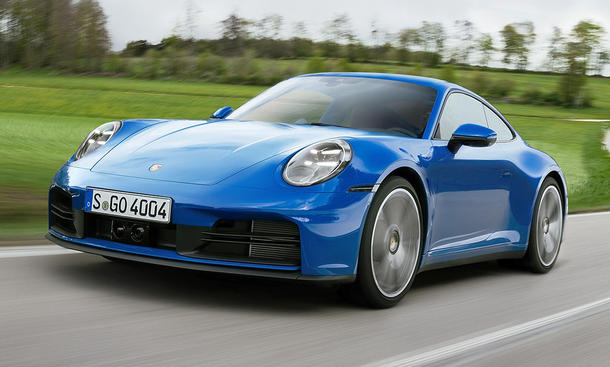 Das Porsche 911 Carrera Facelift (2024), fahrend von vorne links fotografiert.