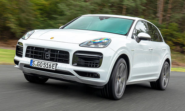 Der Porsche Cayenne (2017) fährt durch eine Linkskurve, von vorne links fotografiert.