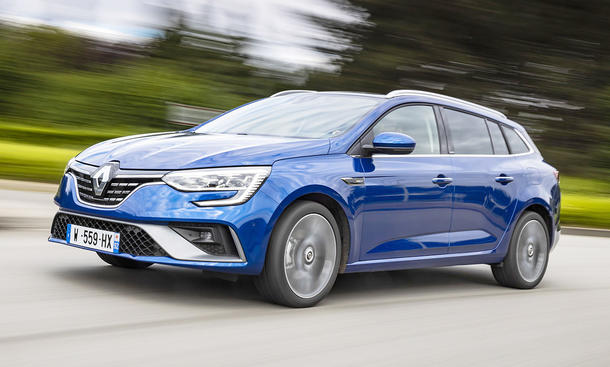 Der Renault Megane Grandtour (2020) fährt durch eine Linkskurve, von vorne links fotografiert.