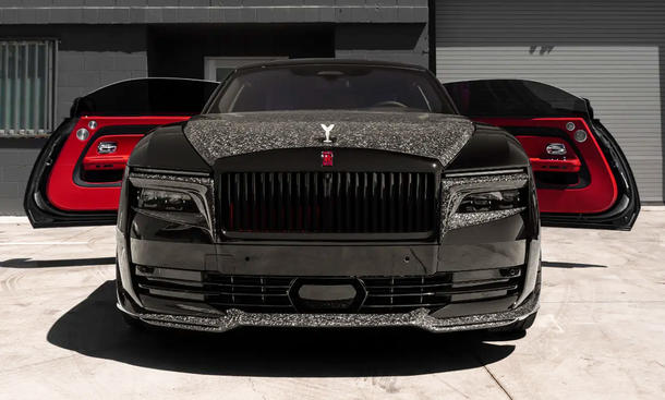 Frontansicht des Rolls-Royce Spectre von 1016 Industries mit geöffneten Türen.