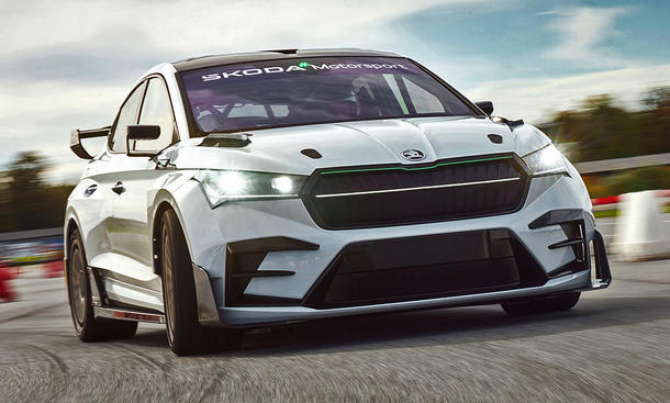 Skoda Enyaq RS Race (2024) auf der Rennstrecke fahrend, Ansicht von vorne