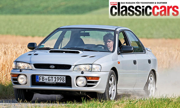 Subaru Impreza GT Turbo fahrend, von schräg vorne