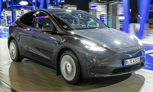 Das Tesla Model Y fahrend in Frontansicht.