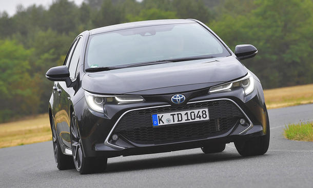 Der Toyota Corolla (2019) fährt durch eine Linkskurve, von vorne fotografiert