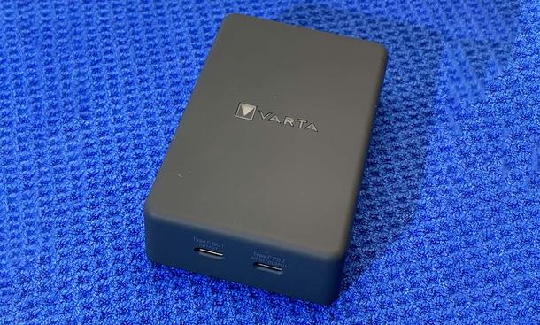 Varta Mag Pro Wireless Powerbank in der Draufsicht mit USB-C-Anschlüssen