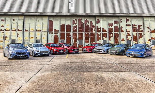 Gruppenbild zeigt BMW 1er, Mercedes A-Klasse, Seat Leon, Mazda3, Kia Ceed, Opel Astra, Audi A3 und VW Golf nebeneinander stehend und von vorne.