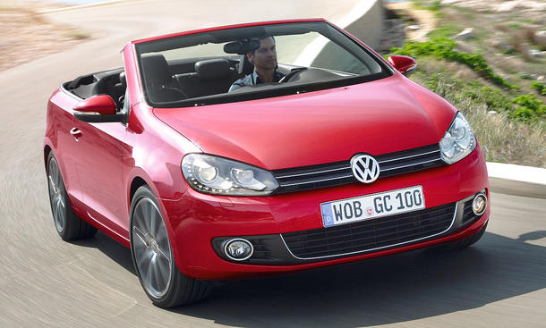 VW Golf 6 Cabrio (2011); fahren von vorne links; Dach offen