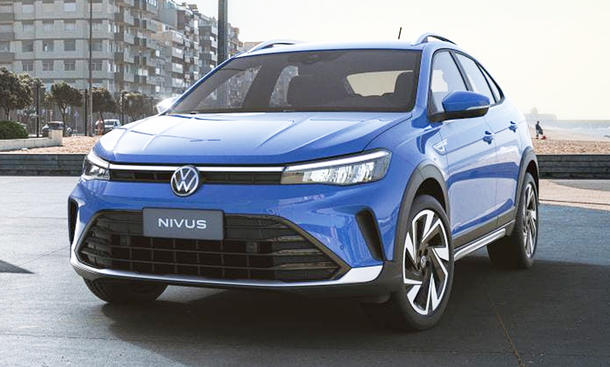 VW Nivus Facelift (2025) ist von vorne links vor urbanem Hintergrund fotografiert.