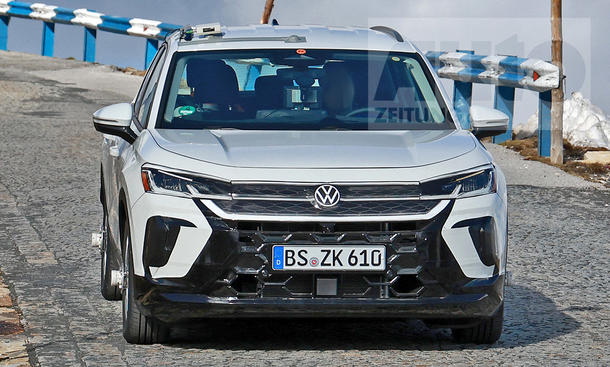 VW T-Roc (2025) als Erlkönig fahrend, von vorne