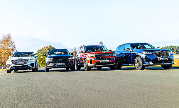 Gruppenbild mit frontaler Ansicht auf Genesis GV70, Volvo XC60, Hyundai Santa Fe & BMW X3, die nebeneinander herfahren.