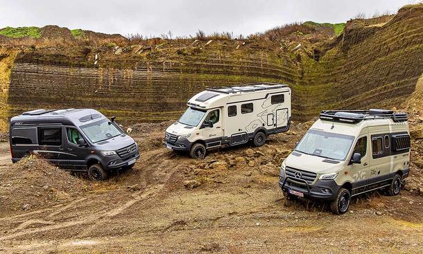 Das Bild La Strada Regent E, Eura Xtura XT 686 EF und Weinsberg X-Pedition 600 MQ stehend von schräg vorne fotografiert.