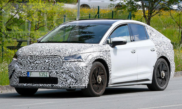 Skoda Enyaq Coupé Facelift (2025) como Erlkönig; conduciendo desde el frente derecho