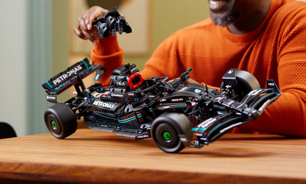 Lego Technic Mercedes-AMG F1; Person hält das Modell in der Hand, Ansicht von schräg vorne