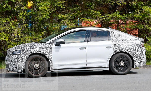 Skoda Enyaq Coupé Facelift (2025) como Erlkönig; conduciendo por el lado izquierdo