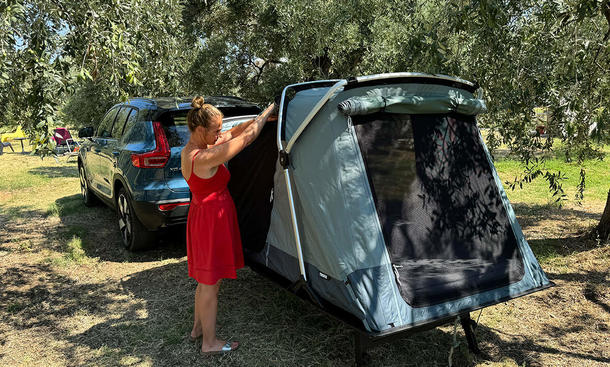 Das Thule Outset Towbar Autozelt beim Aufbau auf einem Campingplatz.